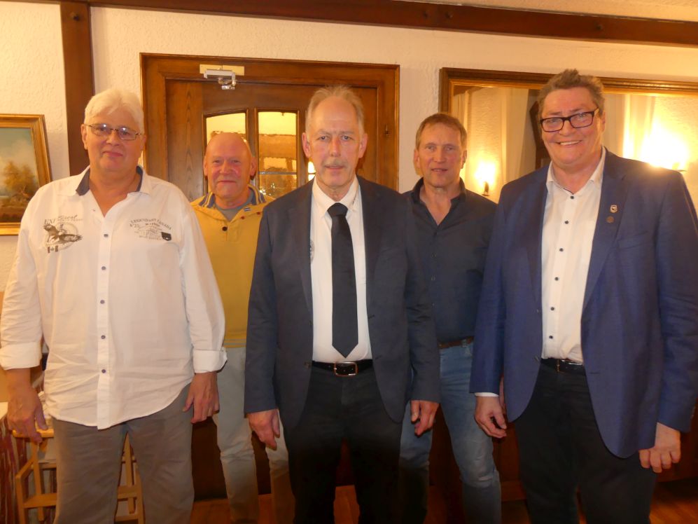 Jubiläumsvorstand 2024: Thomas Müller (Schatzmeister), Jürgen Desch (2. Vorsitzender),    Hermann-Josef Doll (1.Vorsitzender), Hermann Sabel (Schriftführer), Robert Kreusch    (Sportleiter)